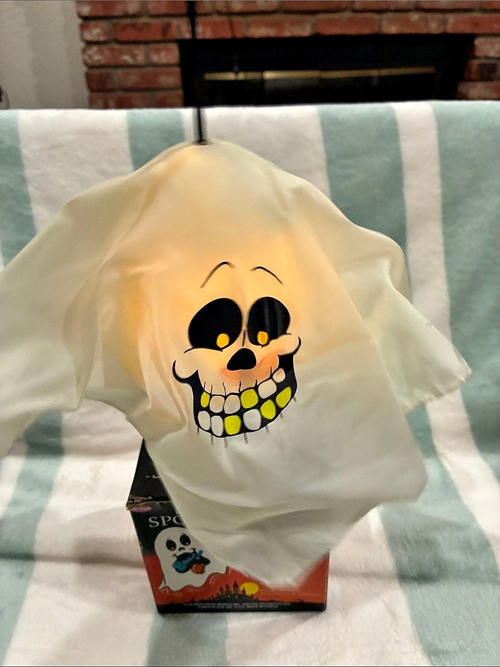 Fun World Battery Operated Spooky Spirit Ghost Light-Up Decor